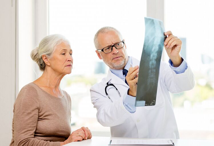 Az orvos röntgenfelvétel segítségével határozza meg a nyaki osteochondrosist egy betegben